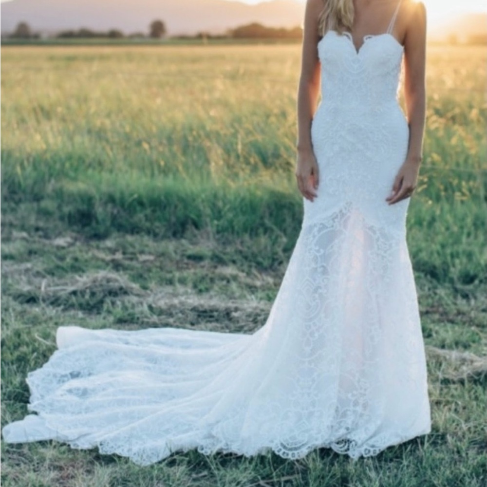 Elegant White Lace Wedding Dress